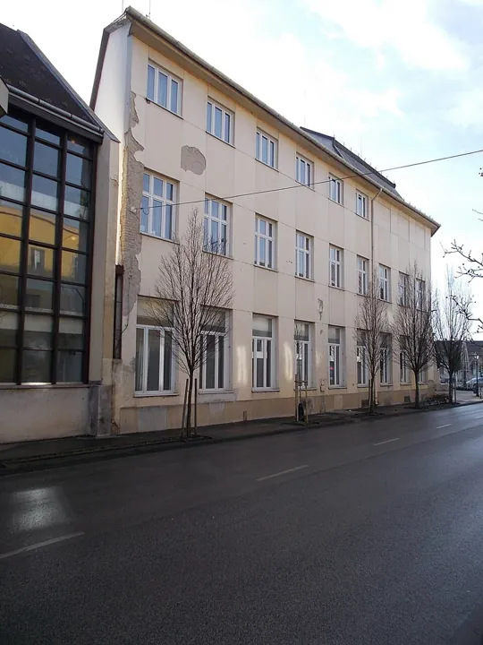 XV. kerületi városháza, Illyés Gyula utca környéke